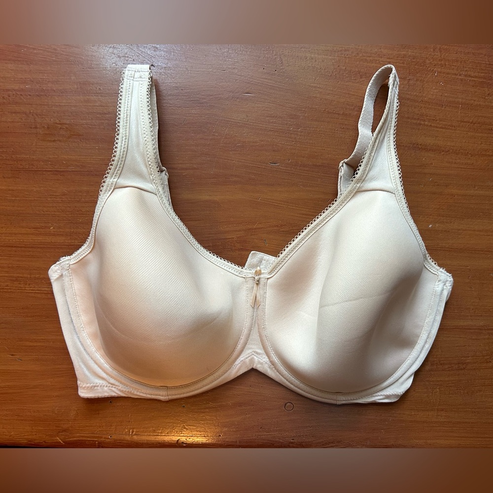 Like new Wacoal Basic Beauty Spacer Bra 36G Sand
